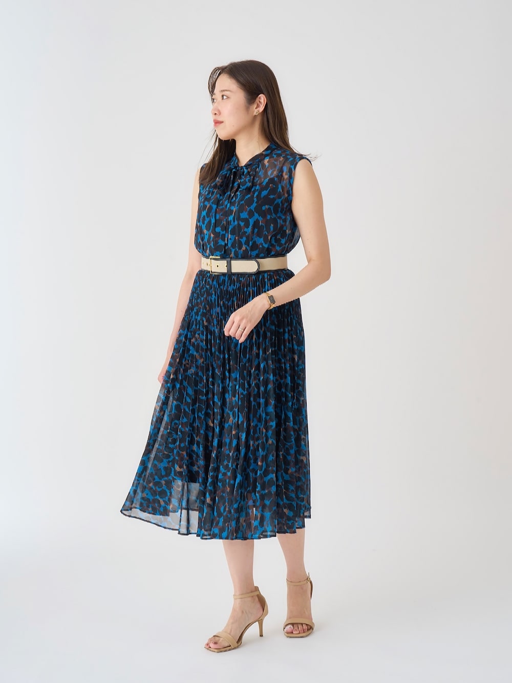 「お出かけコーデ、春夏コーデ、キレイめ、大人女子、大人かわいい、プリントワンピース、ワンピース、レオパード、エレガント、ANAYI、シフォン、ボウタイワンピース、高身長女子、骨格ストレート」｜「ANAYIのモザイクレオパードプリーツ ワンピース（ワンピース、ブルー系）」を使った、Takahashi.mさん（レディース・168cm）の夏コーディネートの1枚目の写真