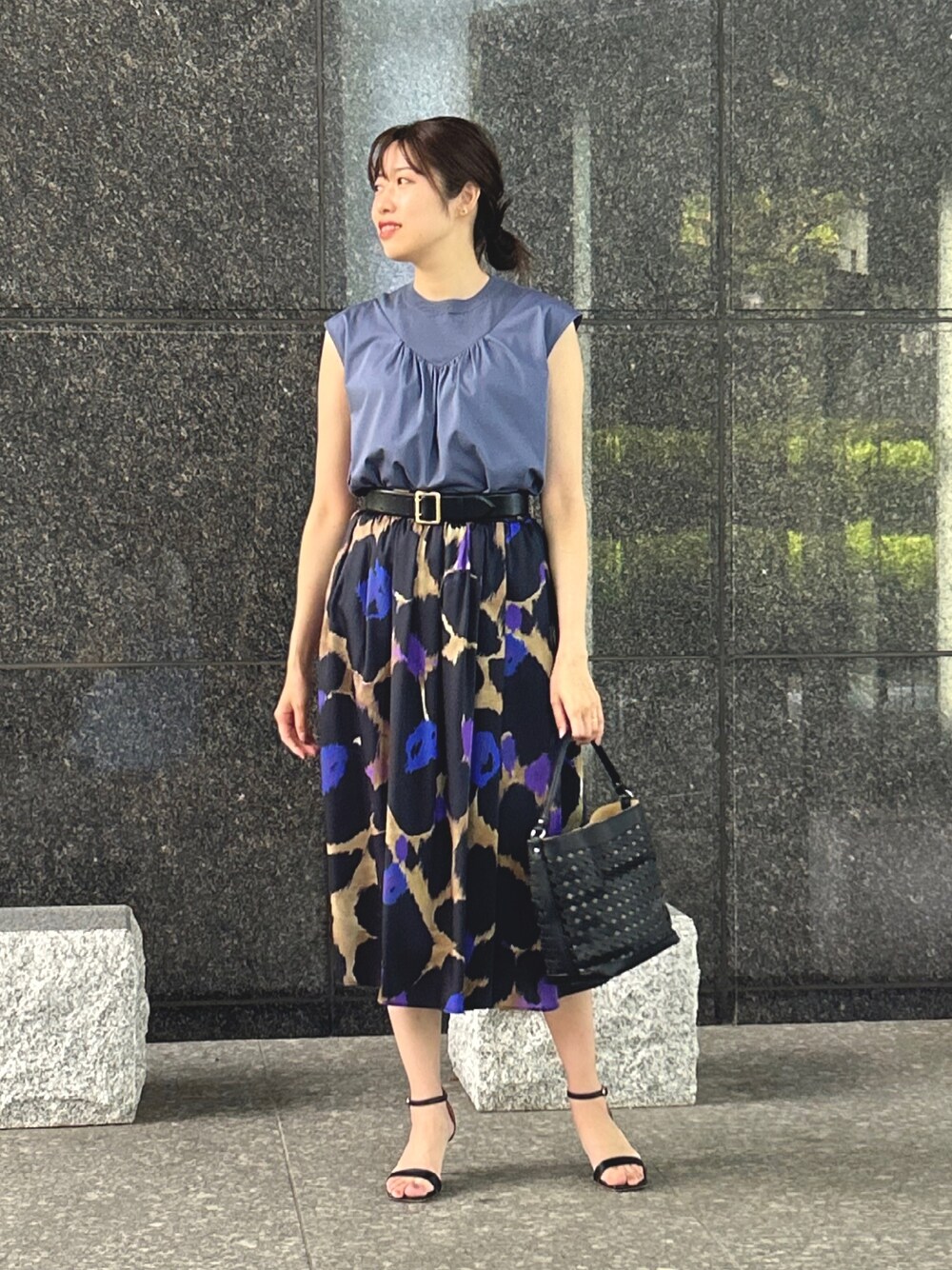 「お出かけコーデ、夏コーデ、キレイめ、大人女子、柄スカート、スカート、レオパード、フラワープリント、休日スタイル、ANAYI、大人カジュアル、春夏コーデ、通勤コーデ、高身長女子、骨格ストレート」｜「ANAYIのコットン天竺ニットドッキング プルオーバー（Tシャツ/カットソー、ブルー系）」を使った、Takahashi.mさん（レディース・168cm）の夏コーディネートの1枚目の写真