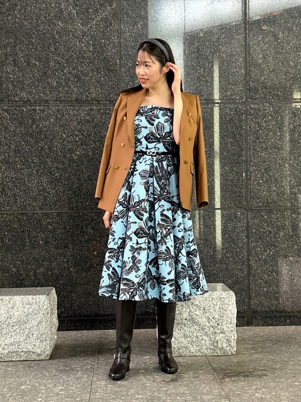 「秋のコーデ、おしゃれさんと繋がりたい、ANAYI、アナイ(ANAYI)、ワンピース、ジャネット、ジャケットスタイル、お出かけコーデ、キレイめ、大人女子、ブーツ」｜「ANAYIのアートフラワープリントタック ワンピース（ワンピース、ブルー系）」を使った、Takahashi.mさん（レディース・168cm）の秋コーディネートの1枚目の写真