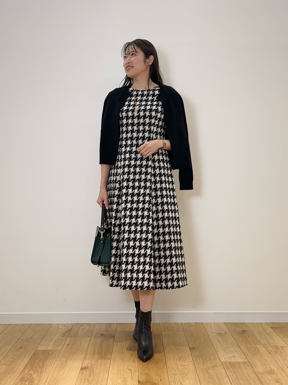 「ANAYI、アナイ(ANAYI)、千鳥柄、秋服準備はじめました、カーディガン、秋コーデ、大人かわいい、ワンピース、キレイめ、骨格ストレート、高身長女子」｜「ANAYIのストレッチジャガードフレア ワンピース（ワンピース、ブラック系）」を使った、Takahashi.mさん（レディース・168cm）の秋コーディネートの1枚目の写真