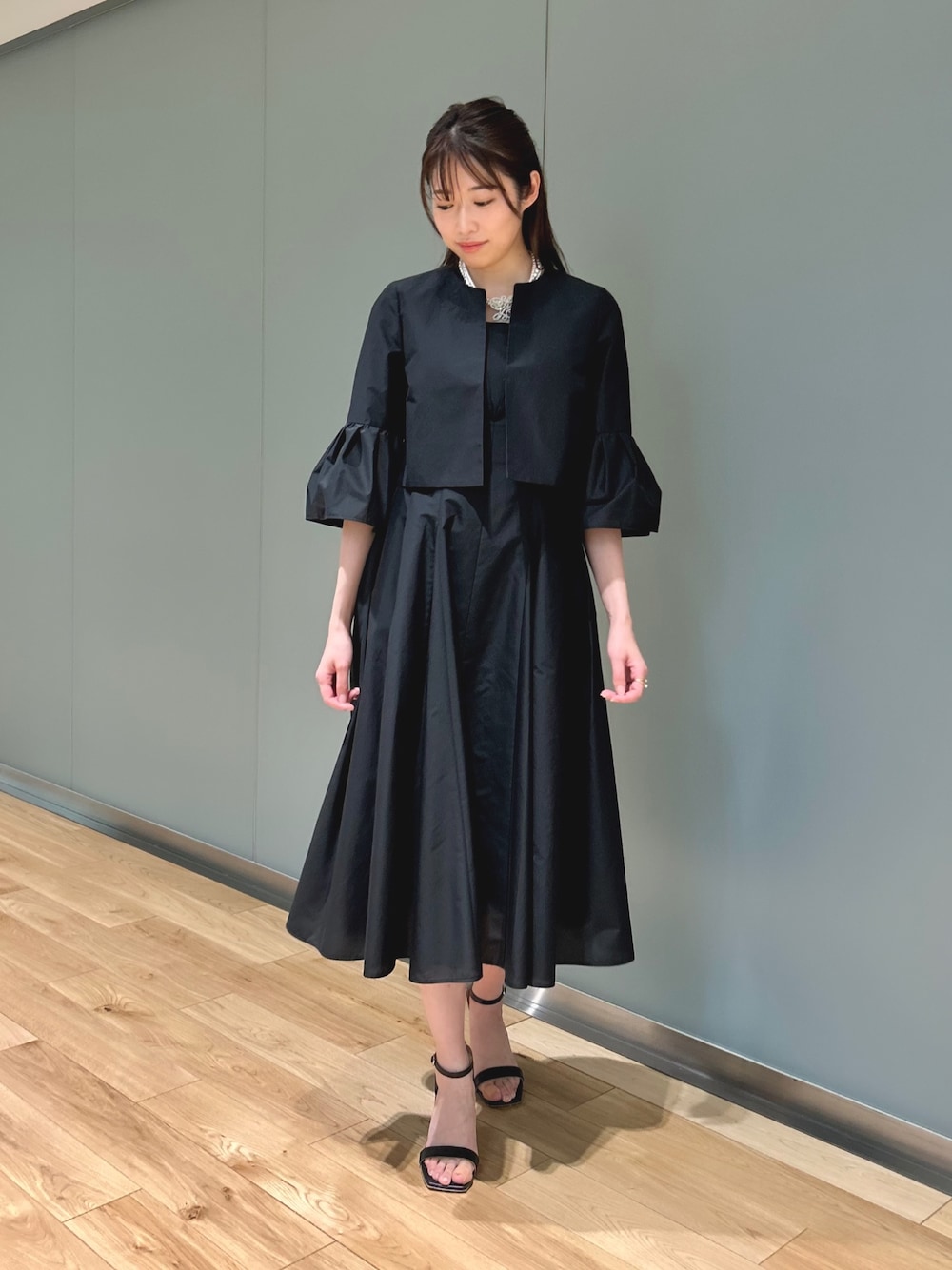 「オトナ女子、大人コーデ、ワンピーススタイル、ワンピース、ジャケットスタイル、ジャケット、モノトーンコーデ、オケージョン、結婚式、アナイ(ANAYI)、袖ボリューム、高身長女子、骨格ストレート」｜「ANAYIのコットンシルクＶネック ワンピース（ワンピース、ブラック系）」を使った、Takahashi.mさん（レディース・168cm）の春コーディネートの1枚目の写真