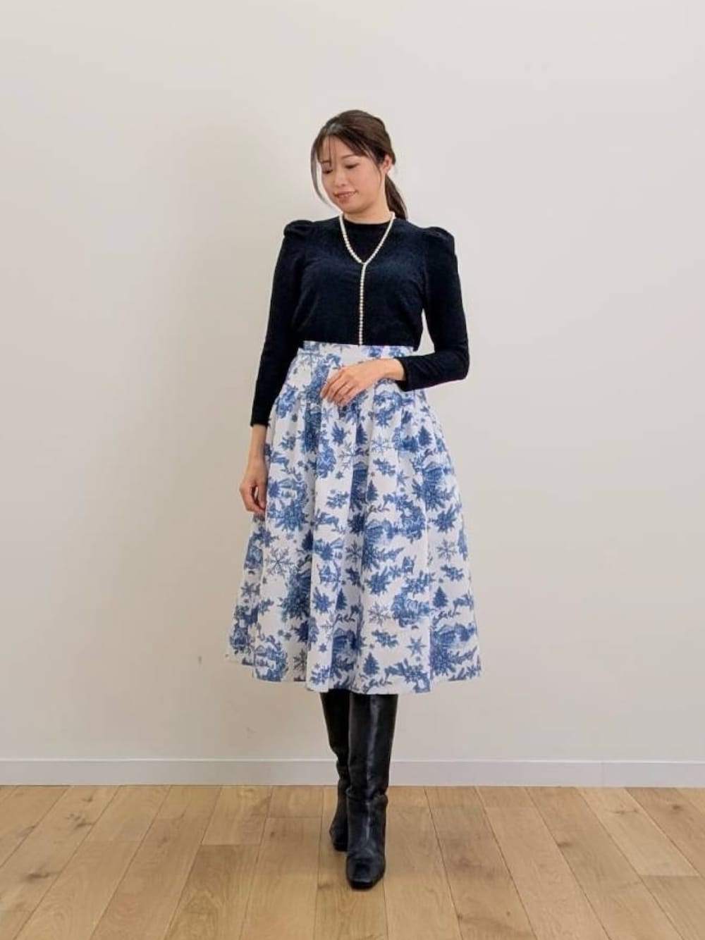 「holiday、ラメ、アナイ(ANAYI)、大人女子、お出かけコーデ、オトナカワイイ、クリスマスに着たい服、女子会コーデ、高身長女子、骨格ストレート、ブルベ冬」｜「ANAYIのシャイニージャージークルー プルオーバー（Tシャツ/カットソー、ブルー系）」を使った、Takahashi.mさん（レディース・168cm）の秋コーディネートの1枚目の写真