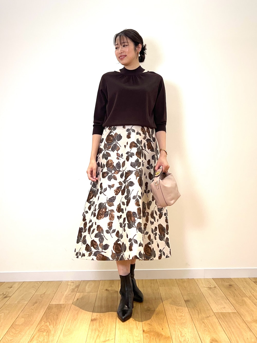「ANAYI、アナイ(ANAYI)、きれいめコーディネート、ブラウン、秋服準備はじめました、おでかけコーデ、スリットニット、スカート、大人女子、骨格ストレート、高身長女子」｜「ANAYIのウールシルクショルダースリット プルオーバー（ニット/セーター、ブラウン系）」を使った、Takahashi.mさん（レディース・168cm）の秋コーディネートの1枚目の写真