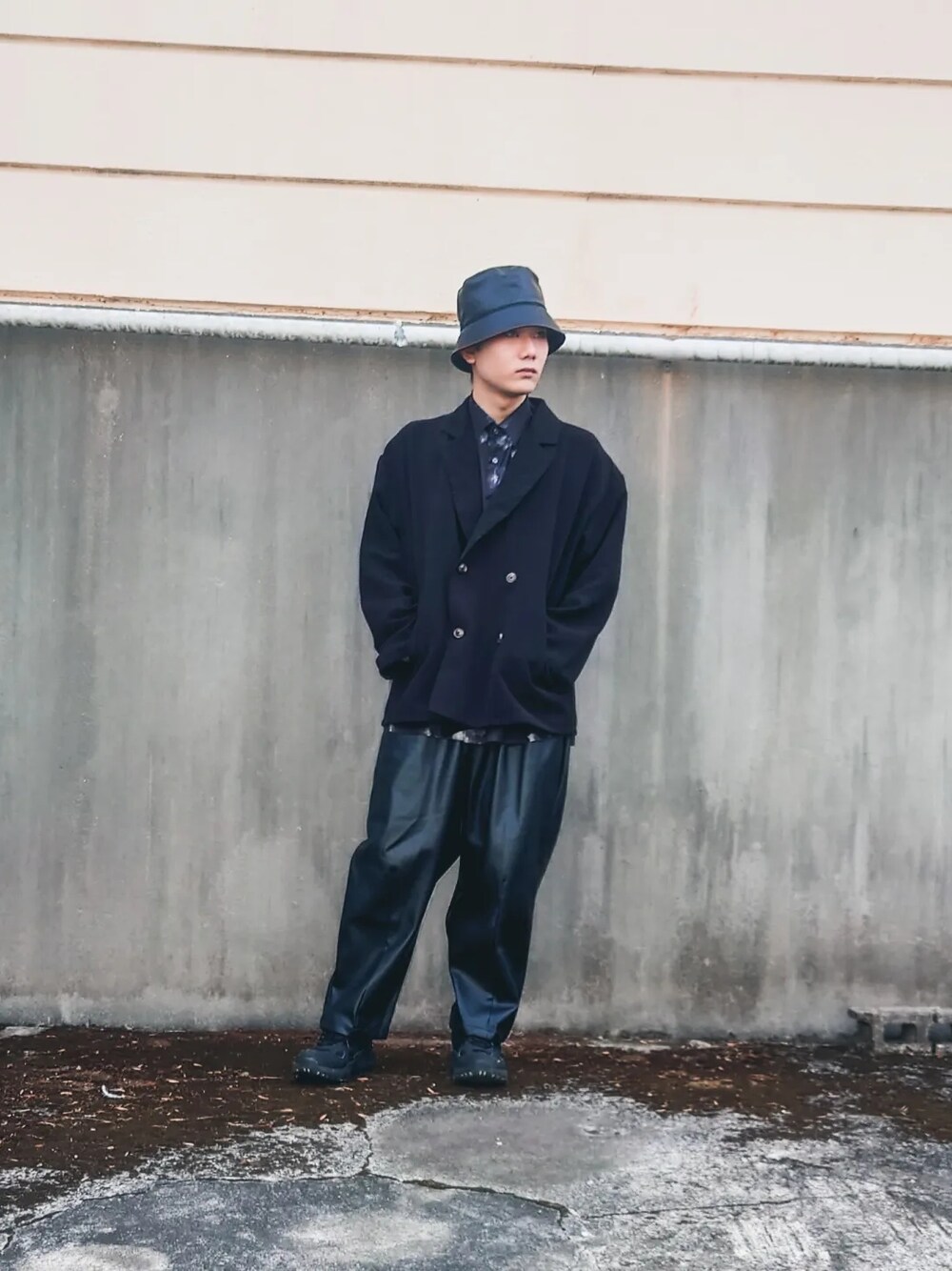 ブラック系のその他パンツ、ブラック系のテーラードジャケット、ブラック系のシャツ/ブラウスを着用したメンズの春コーディネートの2枚目の写真