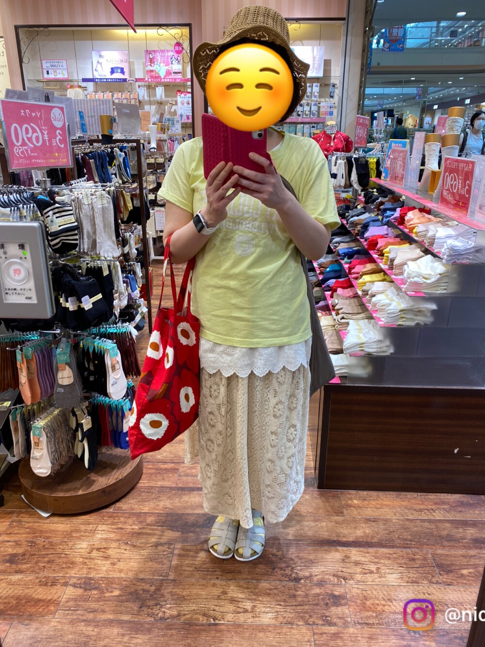 「夏だ！Tシャツ着よう！、Tシャツ、スカート、サンダル、トートバッグ、オトナ女子、高身長女子、黄色」｜「studio CLIPのクロシェ編み風バケットハット（ハット、ベージュ系）」を使った、sakura2009sakuraさん（レディース・165cm）の夏コーディネートの1枚目の写真