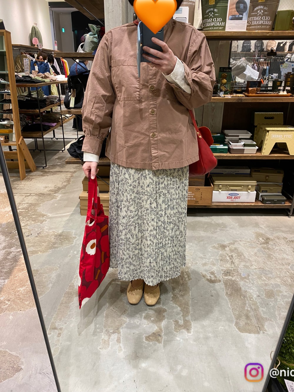 「ブルゾン、高身長女子、トートバッグ、パンプス、スカート」｜「IL BISONTEのアイテム（ショルダーバッグ、レッド系）」を使った、sakura2009sakuraさん（レディース・165cm）の春コーディネートの1枚目の写真