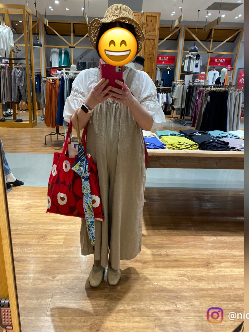 「オトナ女子、高身長女子、傘、ラクチンコーデ、サロペット、パンプス、バケットハット、Tシャツ」｜「studio CLIPのクロシェ編み風バケットハット（ハット、ベージュ系）」を使った、sakura2009sakuraさん（レディース・165cm）の夏コーディネートの1枚目の写真