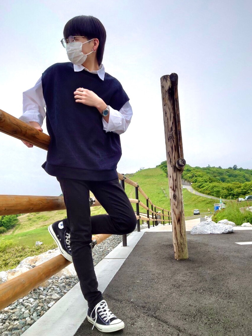「シンプルコーデ、キレイめ、休日コーデ、低身長、UNIQLO、モノトーン、ジーユー、黒ベスト、黒、コンバース」｜「SLICKのアイテム（ベスト、ブラック系）」を使った、x.relv.c さん（メンズ・165cm）の春コーディネートの1枚目の写真