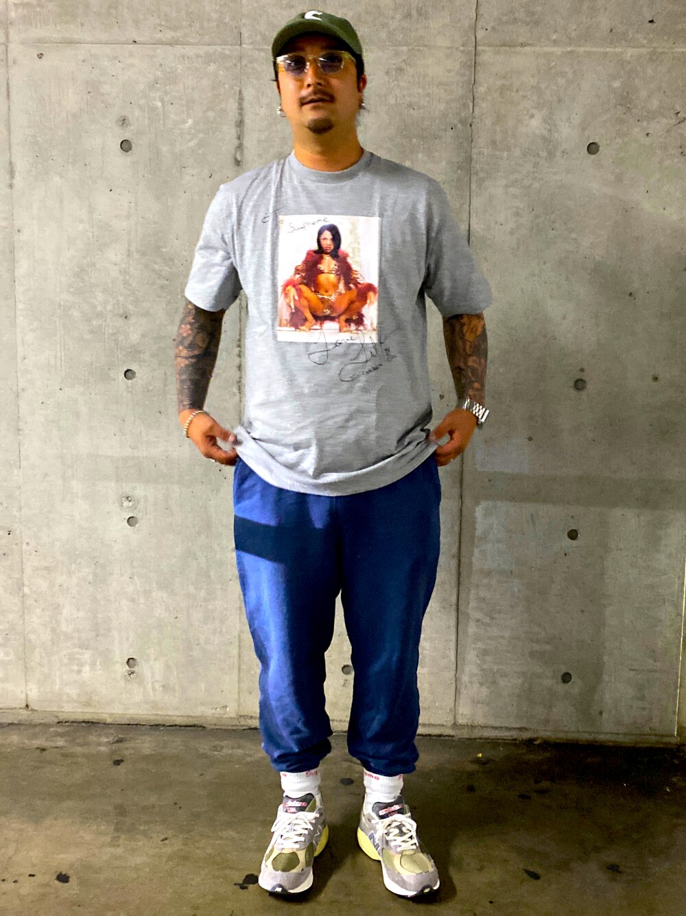 「夏コーデ、ラフ、スニーカーコーデ、ストリートMIX、春夏コーデ、CELINE、supreme、UNIQLO、newbalance990」｜「UNIQLOのアイテム（スウェットパンツ、ブルー系）」を使った、yryryryr0606060606さん（メンズ・177cm）の春コーディネートの1枚目の写真