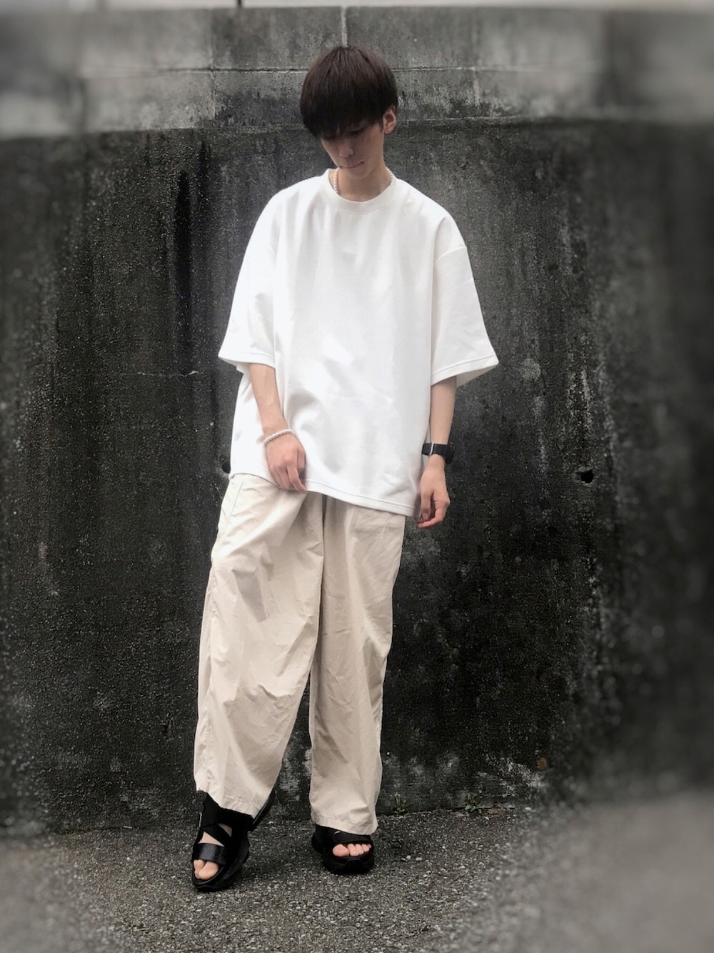 その他のトップス、ホワイト系のその他パンツ、ブラック系のサンダルを着用したメンズの夏コーディネートの1枚目の写真