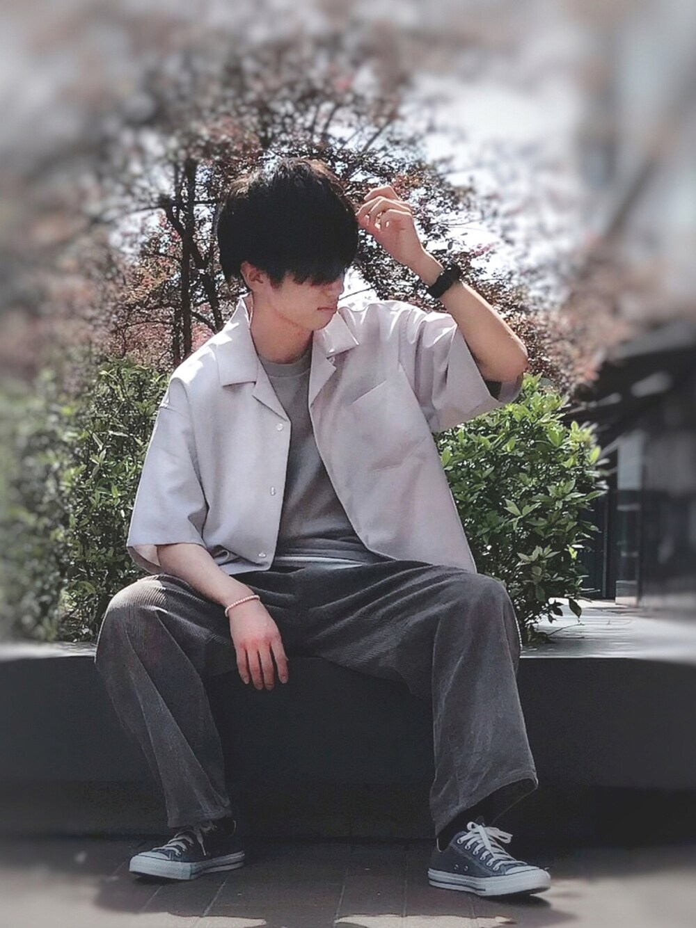 ブラック系のシャツ/ブラウス、グレー系のTシャツ/カットソー、ホワイト系のトップスを着用したメンズの夏コーディネートの1枚目の写真