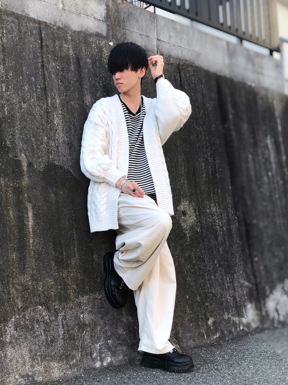 その他のTシャツ/カットソー、ホワイト系のカーディガン/ボレロ、ホワイト系のその他パンツを着用したメンズの秋コーディネートの1枚目の写真