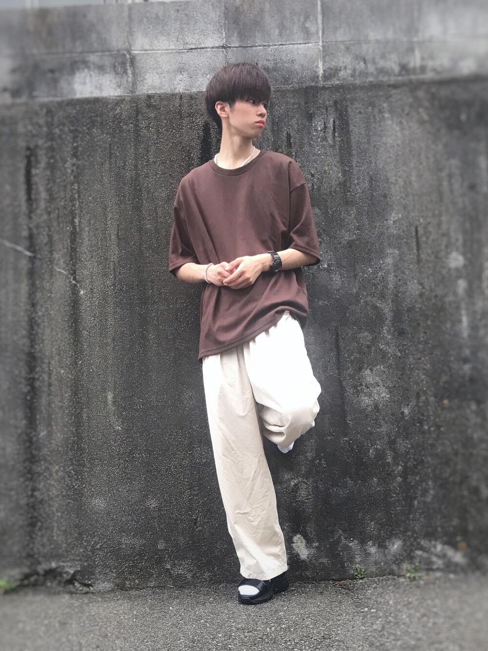 ブラウン系のTシャツ/カットソー、ホワイト系のその他パンツ、ホワイト系のトップスを着用したメンズの夏コーディネートの1枚目の写真