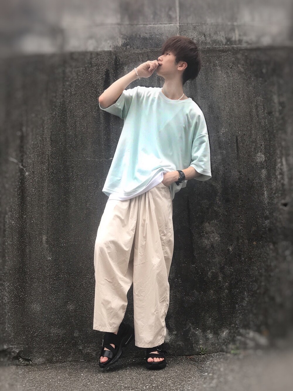 グリーン系のTシャツ/カットソー、ホワイト系のTシャツ/カットソー、ホワイト系のその他パンツを着用したメンズの夏コーディネートの1枚目の写真