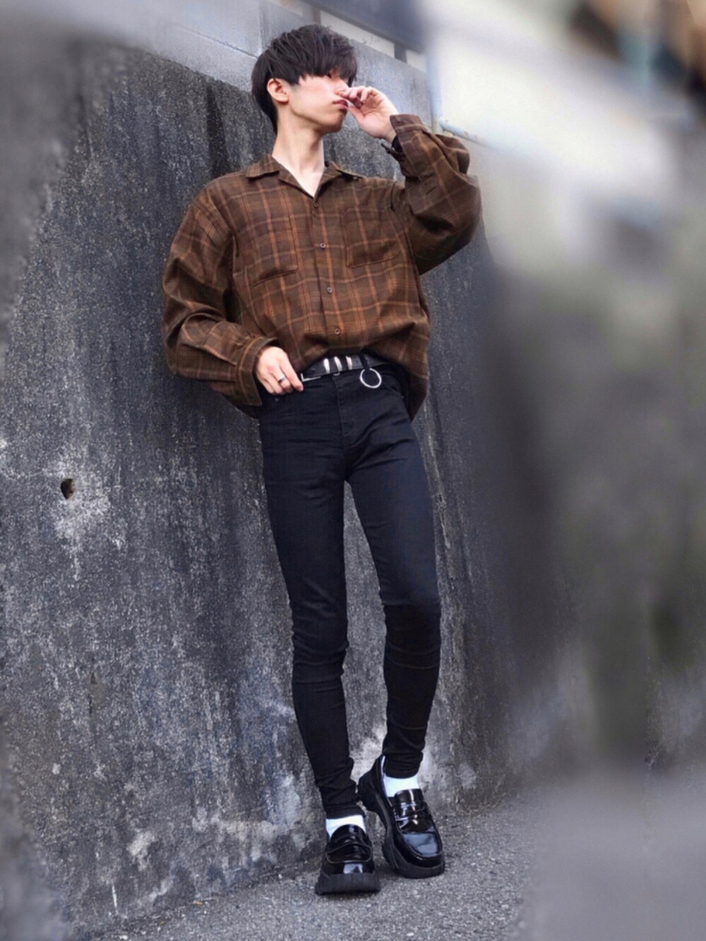 ブラウン系のシャツ/ブラウス、ブラック系のデニムパンツ、ブラック系のローファーを着用したメンズの秋コーディネートの1枚目の写真