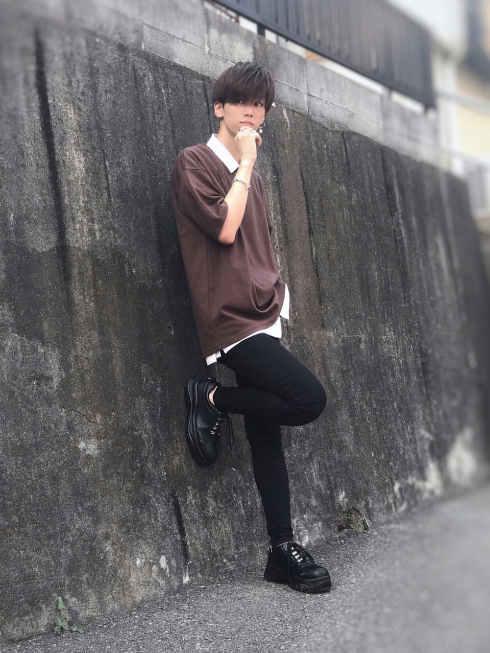 「adrer、WEGO、Tシャツ、ブラウン、レイヤードスタイル、シャツスタイル、黒スキニー、ダッドスニーカー、パールアクセ、夏コーデ、夏、シンプル、綺麗めカジュアル、休日スタイル、いいね、save、フォローお願いします🤑」｜「ADRERのextra quality punch basic T（Tシャツ/カットソー、ブラウン系）」を使った、フォロワー1000まで投稿者相互さん（メンズ・168cm）の夏コーディネートの1枚目の写真