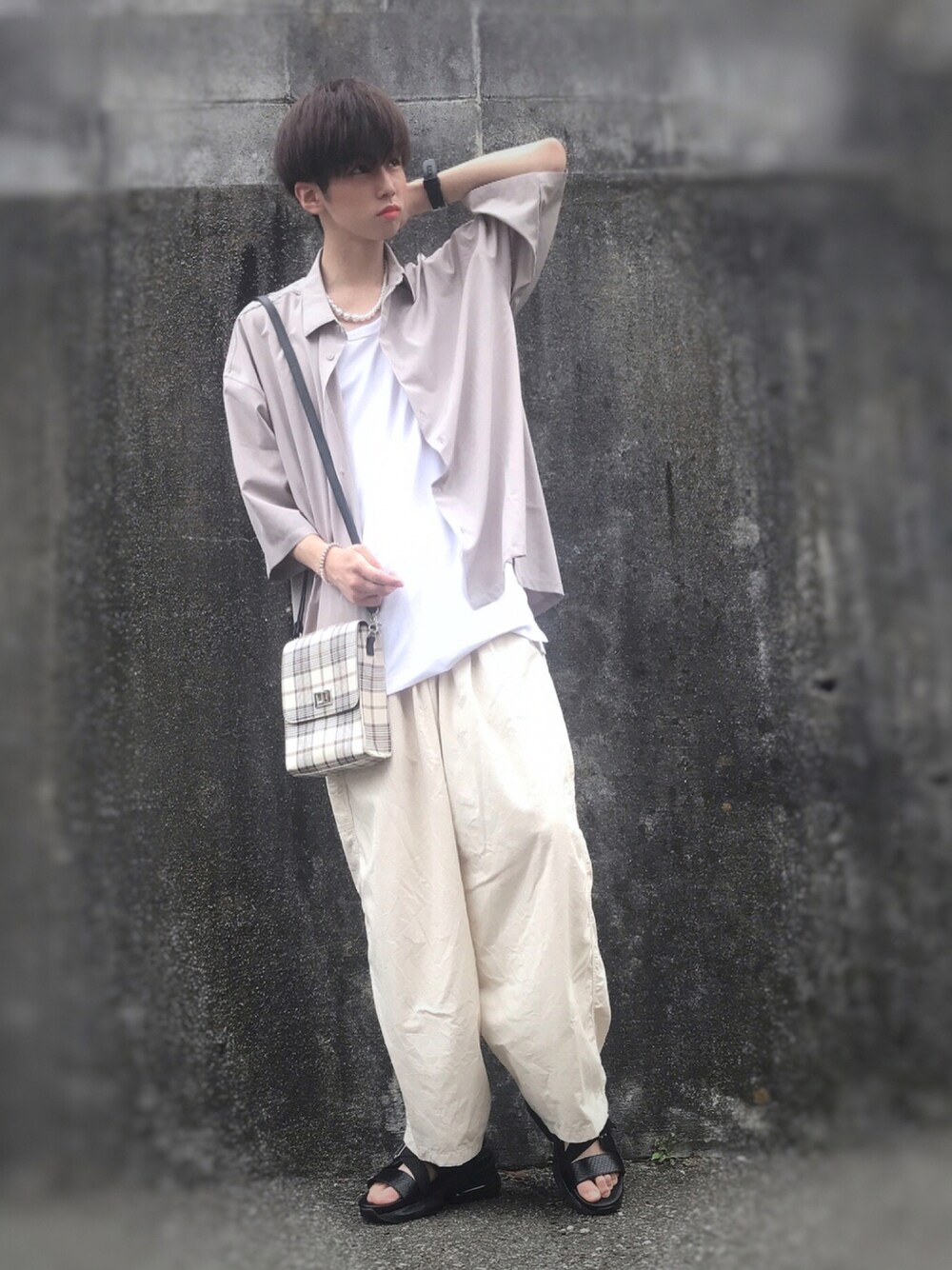 その他のショルダーバッグ、ベージュ系のシャツ/ブラウス、ホワイト系のトップスを着用したメンズの夏コーディネートの1枚目の写真