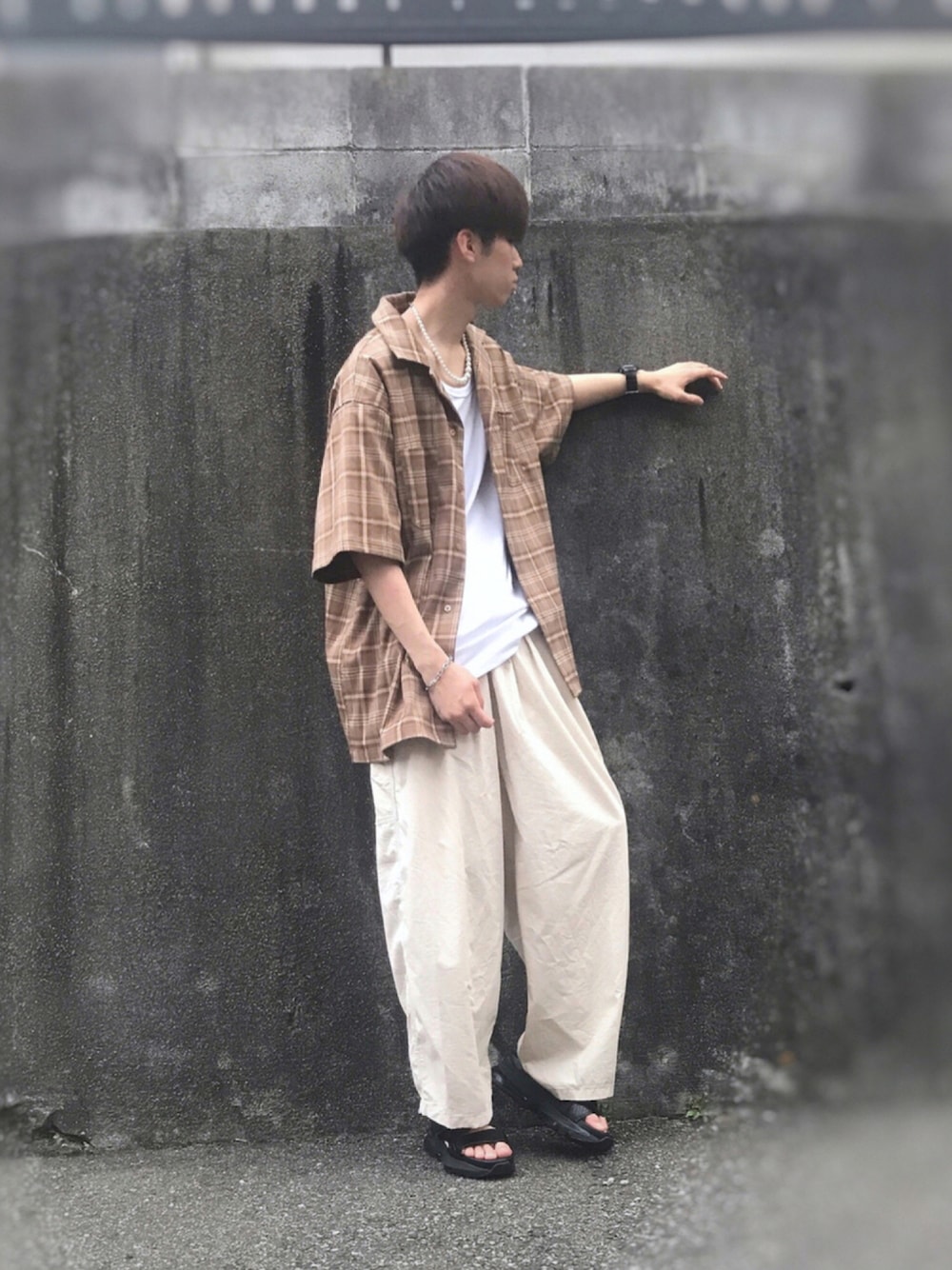 ホワイト系のTシャツ/カットソー、ベージュ系のシャツ/ブラウス、ホワイト系のその他パンツを着用したメンズの秋コーディネートの1枚目の写真