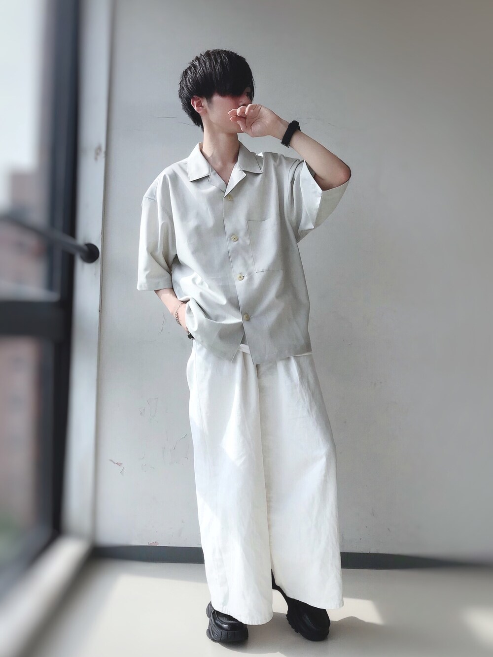 その他のトップス、その他のパンツ、ブラック系のローファーを着用したメンズの夏コーディネートの1枚目の写真