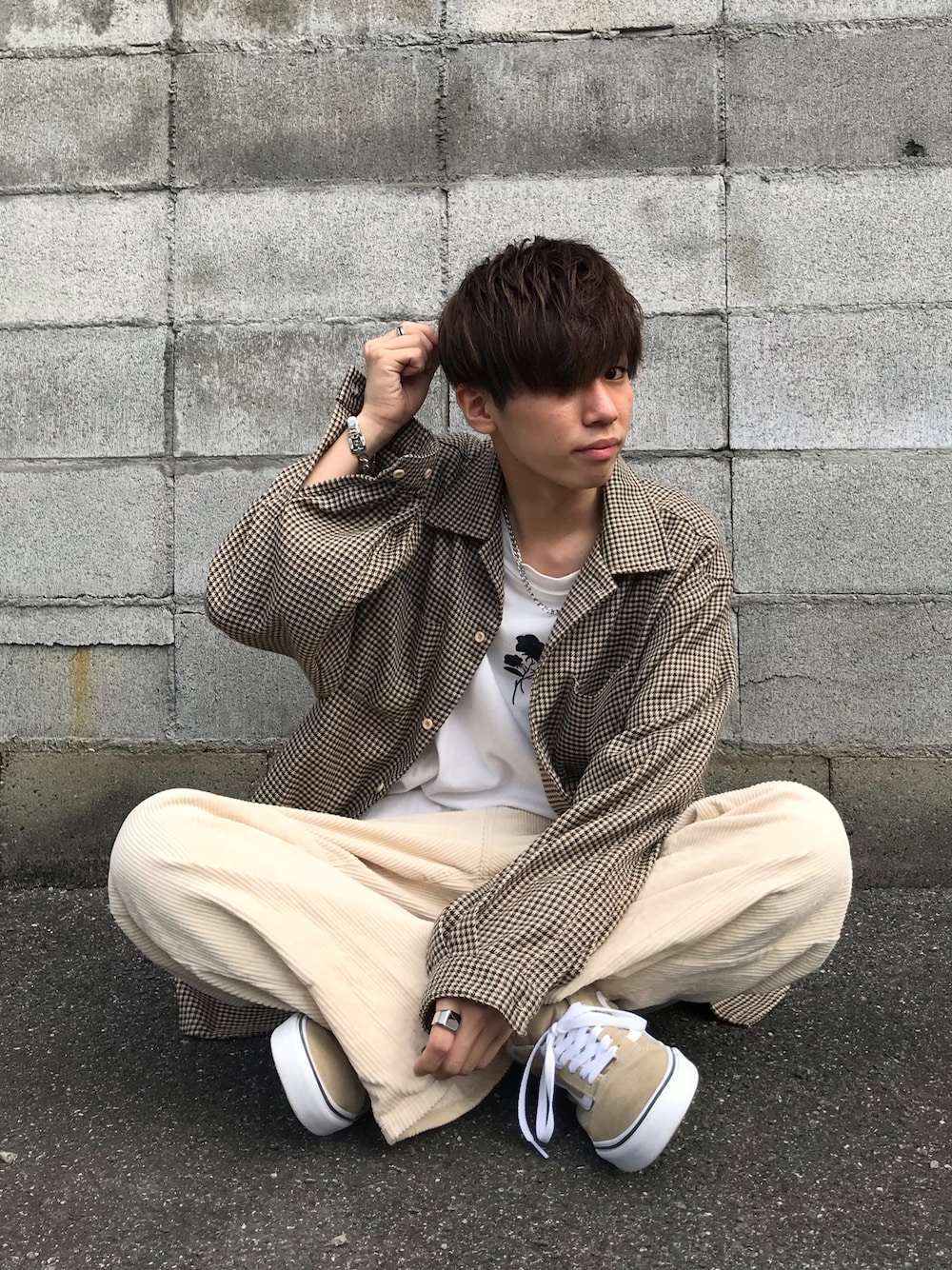 ホワイト系のTシャツ/カットソー、その他のシャツ/ブラウス、ベージュ系のその他パンツを着用したメンズの秋コーディネートの1枚目の写真