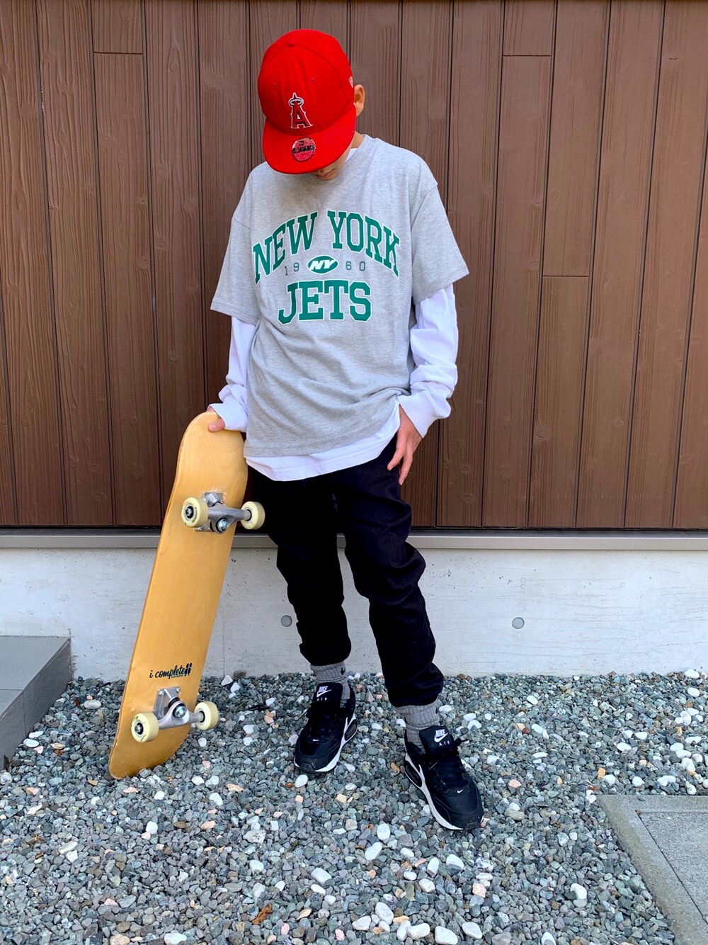 「プチプラ、スニーカー、ソックスイン、レイヤードスタイル、重ね着、Tシャツ、春服みてみて、ストリート、スケータースタイル、ナイキスニーカー、キャップ、キッズコーデ、小学生、ニューエラ、NEW ERA」｜「H&Mのアイテム（Tシャツ/カットソー、グレー系）」を使った、omari omariさん（キッズ・145cm）の春コーディネートの1枚目の写真