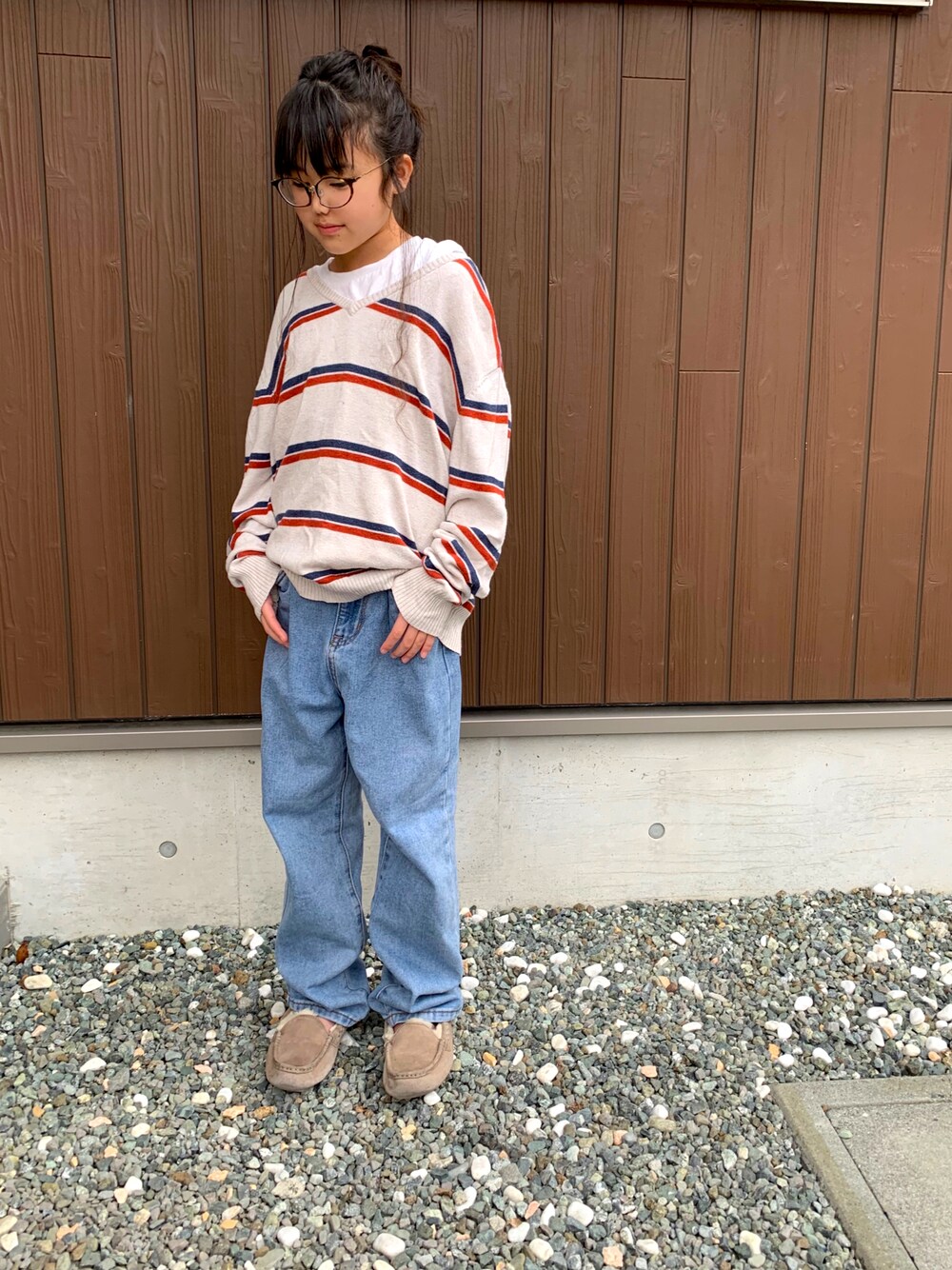 「春コーデ、おさがり、眼鏡女子、メガネ女子、デニムパンツ、UGG、ニット、春ニット、ゆるコーデ、ゆるニット、休日スタイル、おだんごヘアー、白Tシャツ、レイヤードスタイル、ボーダー」｜「お下がりのアイテム（ニット/セーター、その他）」を使った、omari omariさん（キッズ・134cm）の春コーディネートの1枚目の写真