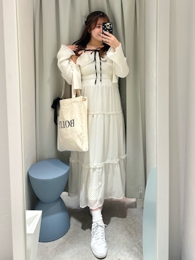 「OLIVE des OLIVE（オリーブデオリーブ）のフリルシャーリングティアードキャミワンピ（ワンピース、ホワイト系）」を使った、きらさん（レディース・164cm）の春コーディネート