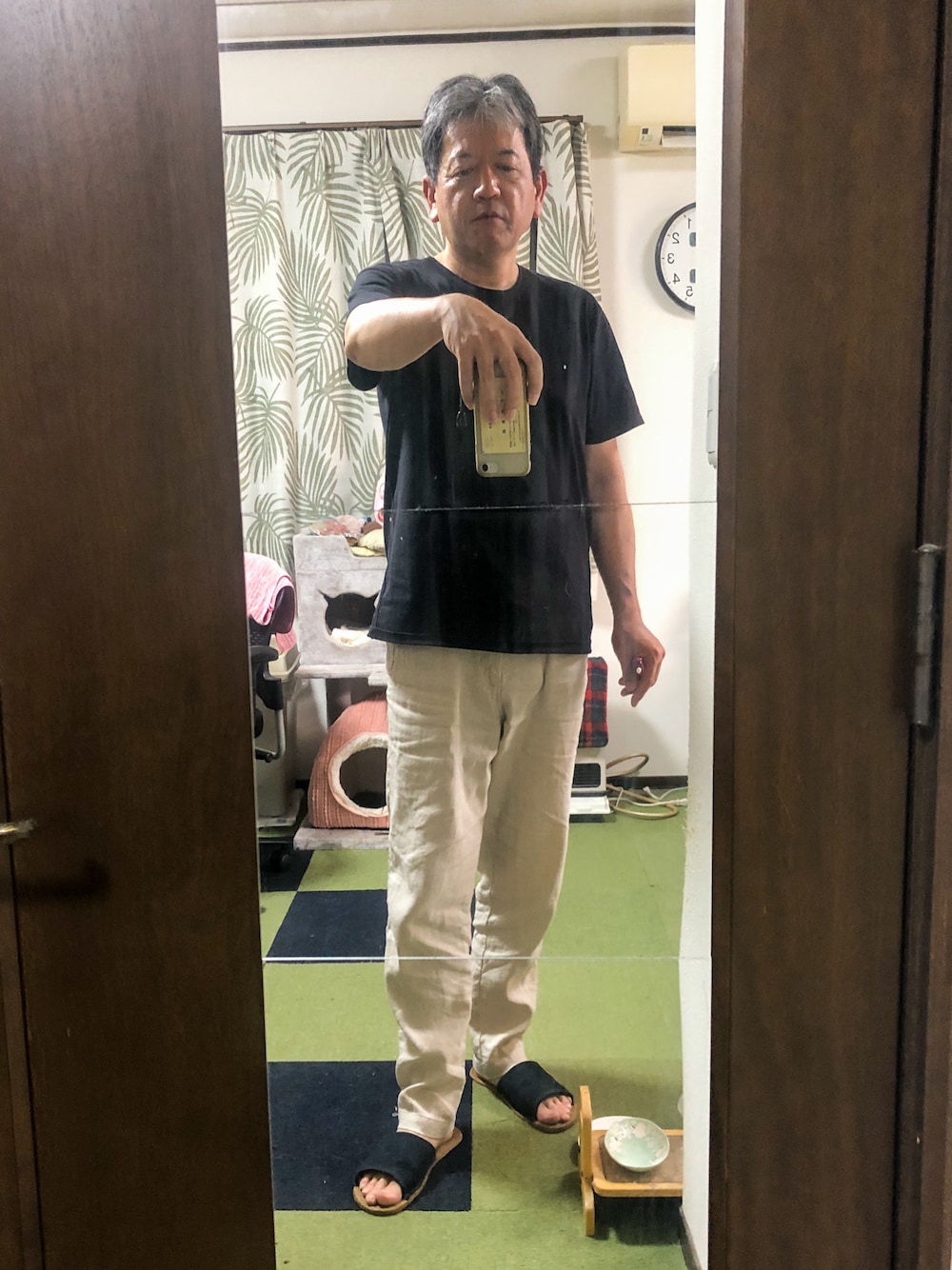 「UNIQLOのアイテム（Tシャツ/カットソー、ブラック系）」を使った、のぶちんさん（骨格ストレート・メンズ・175cm）の夏コーディネートの1枚目の写真