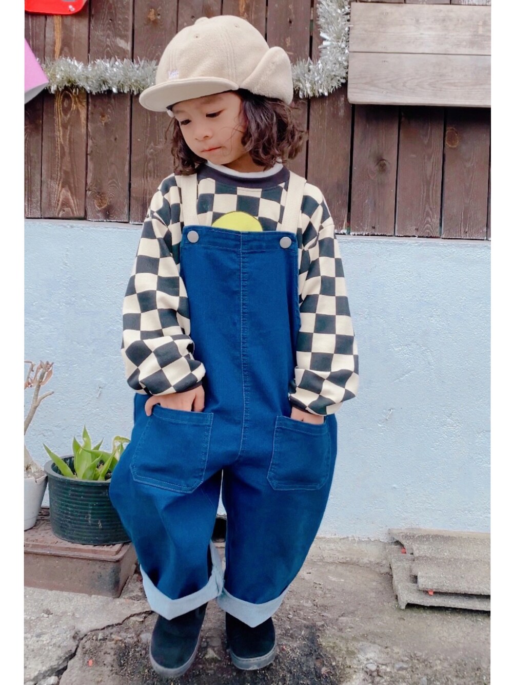 「kids、kidsootd、kidstyle、babyboy、cutekids」｜「b-ROOMのアイテム（サロペット/オーバーオール、ブルー系）」を使った、Pangetjedrさん（メンズ・110cm）の冬コーディネートの1枚目の写真