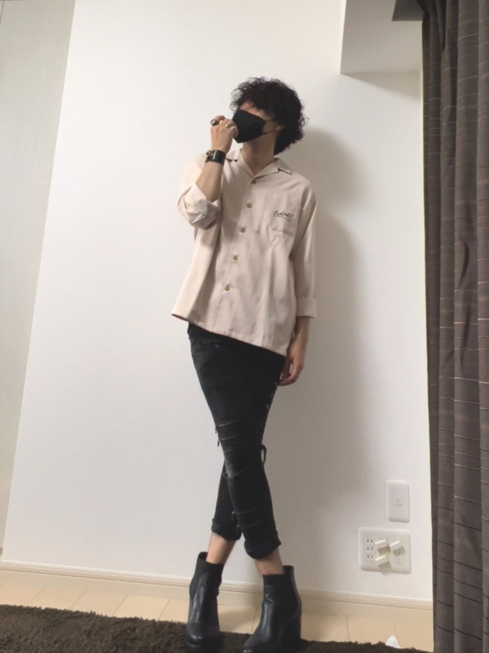 ブラック系のブーツ、ブラック系のデニムパンツ、ホワイト系のシャツ/ブラウスを着用したメンズの夏コーディネートの1枚目の写真
