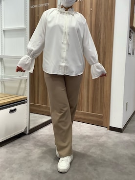 「TOKYO SHIRTS（トウキョウシャツ）の【吸水速乾】【COFREX】 フリルリボン ブラウス 長袖 レディースデザインシャツ（シャツ/ブラウス、ホワイト系）」を使った、TOKYO SHIRTS 成田イオンモール店さん（レディース・156cm）の秋コーディネート