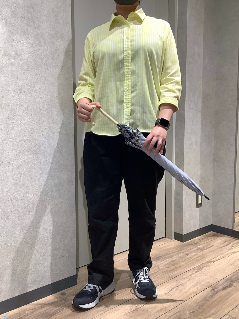 イエロー系のシャツ/ブラウスを着用したレディースの夏コーディネートの1枚目の写真