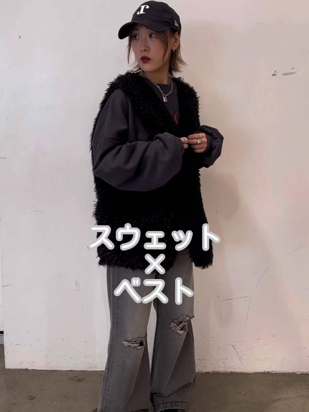 ブラック系のモッズコート、ブラック系のスウェット、ブラック系のデニムパンツを着用したレディースの秋コーディネートの1枚目の写真