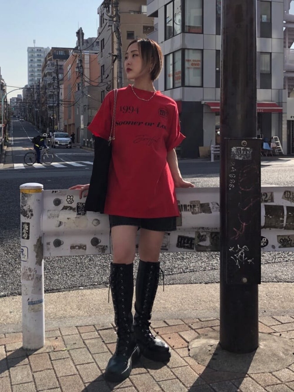 ブラック系のブーツ、ブラック系のトートバッグ、ブラック系のデニムパンツを着用したレディースの春コーディネートの1枚目の写真