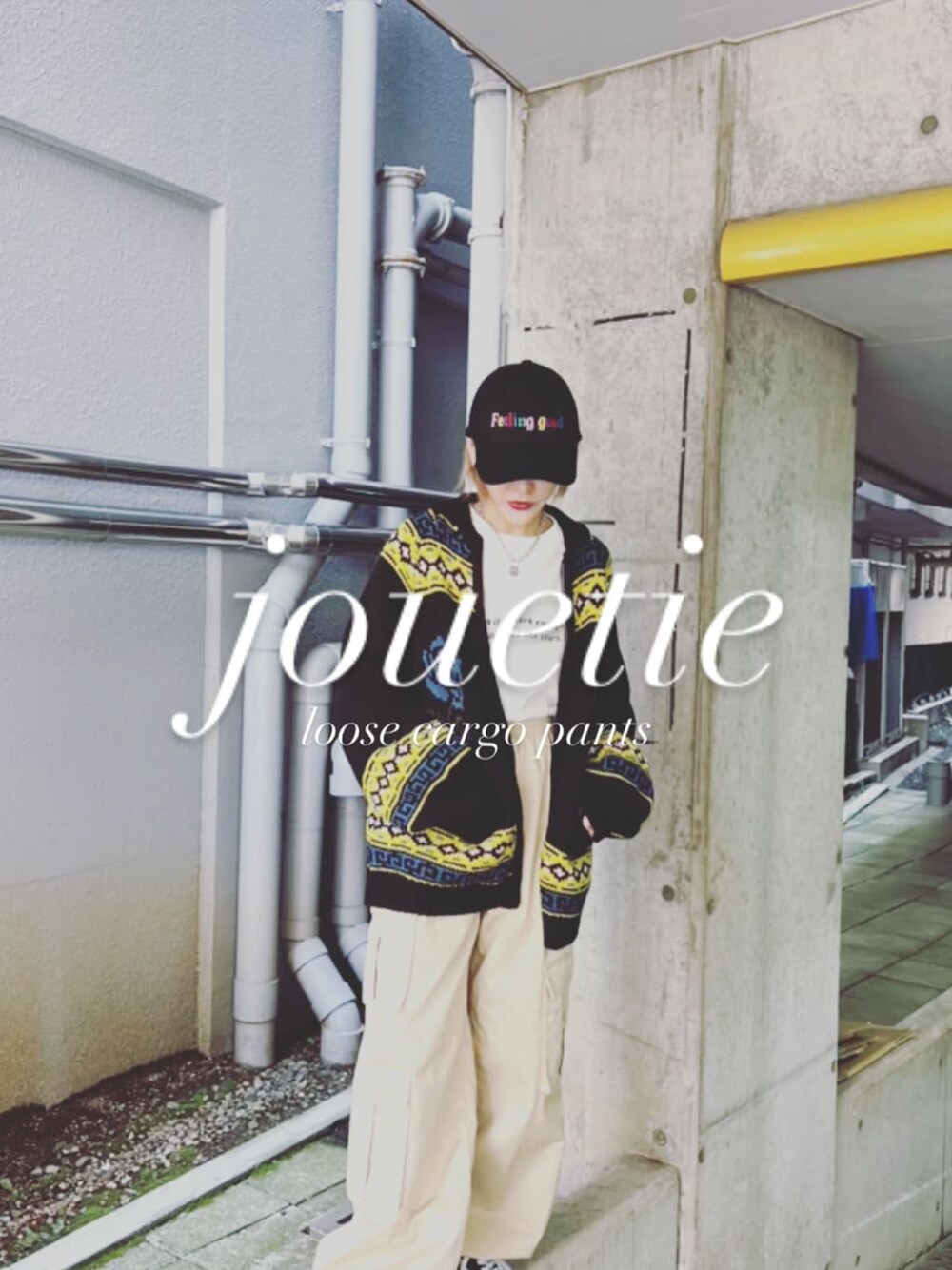 ブラック系のカーディガン/ボレロ、ホワイト系のカーゴパンツ、ホワイト系のTシャツ/カットソーを着用したレディースの秋コーディネートの1枚目の写真