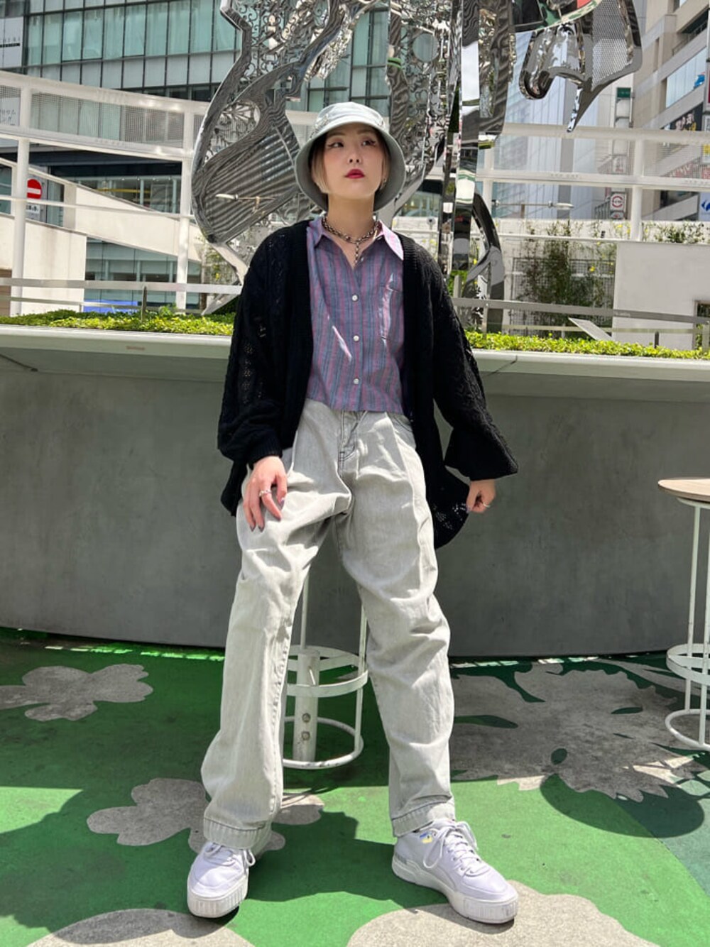 その他のシャツ/ブラウス、ブラック系のカーディガン/ボレロ、その他のベルトを着用したレディースの春コーディネートの1枚目の写真