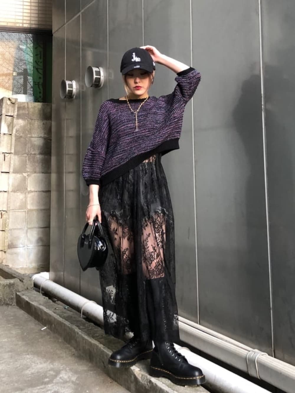 ブラック系のブーツ、ブラック系のデニムパンツ、ブラック系のショルダーバッグを着用したレディースの春コーディネートの1枚目の写真