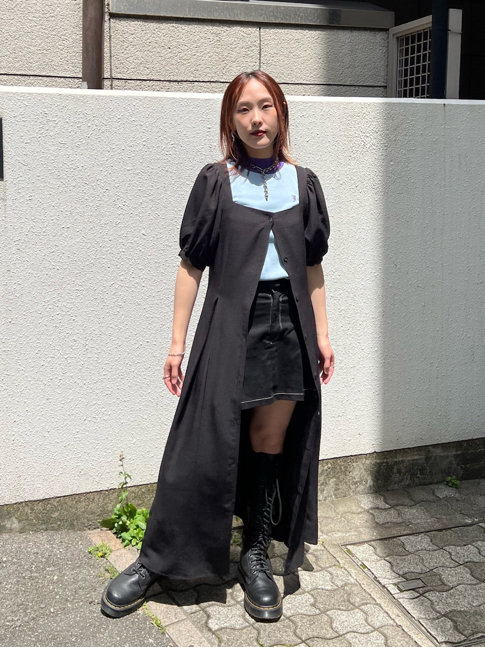 ブラック系のワンピース、ブラック系のその他パンツ、ブラック系のブーツを着用したレディースの夏コーディネートの1枚目の写真