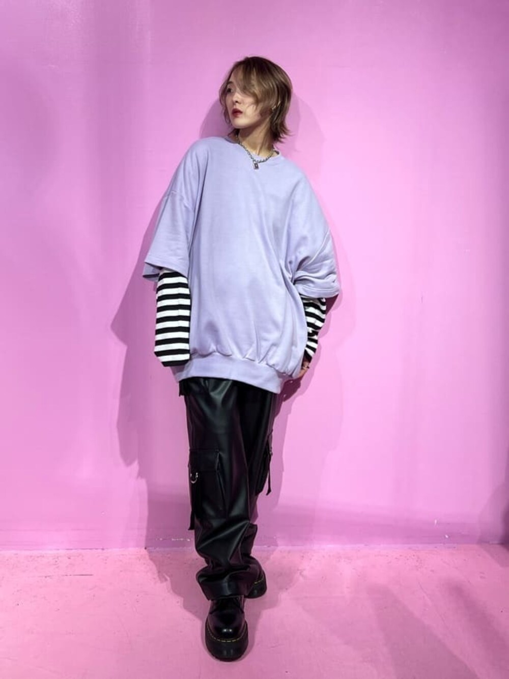 ブラック系のブーツ、ブラック系のTシャツ/カットソー、パープル系のスウェットを着用したレディースの秋コーディネートの1枚目の写真