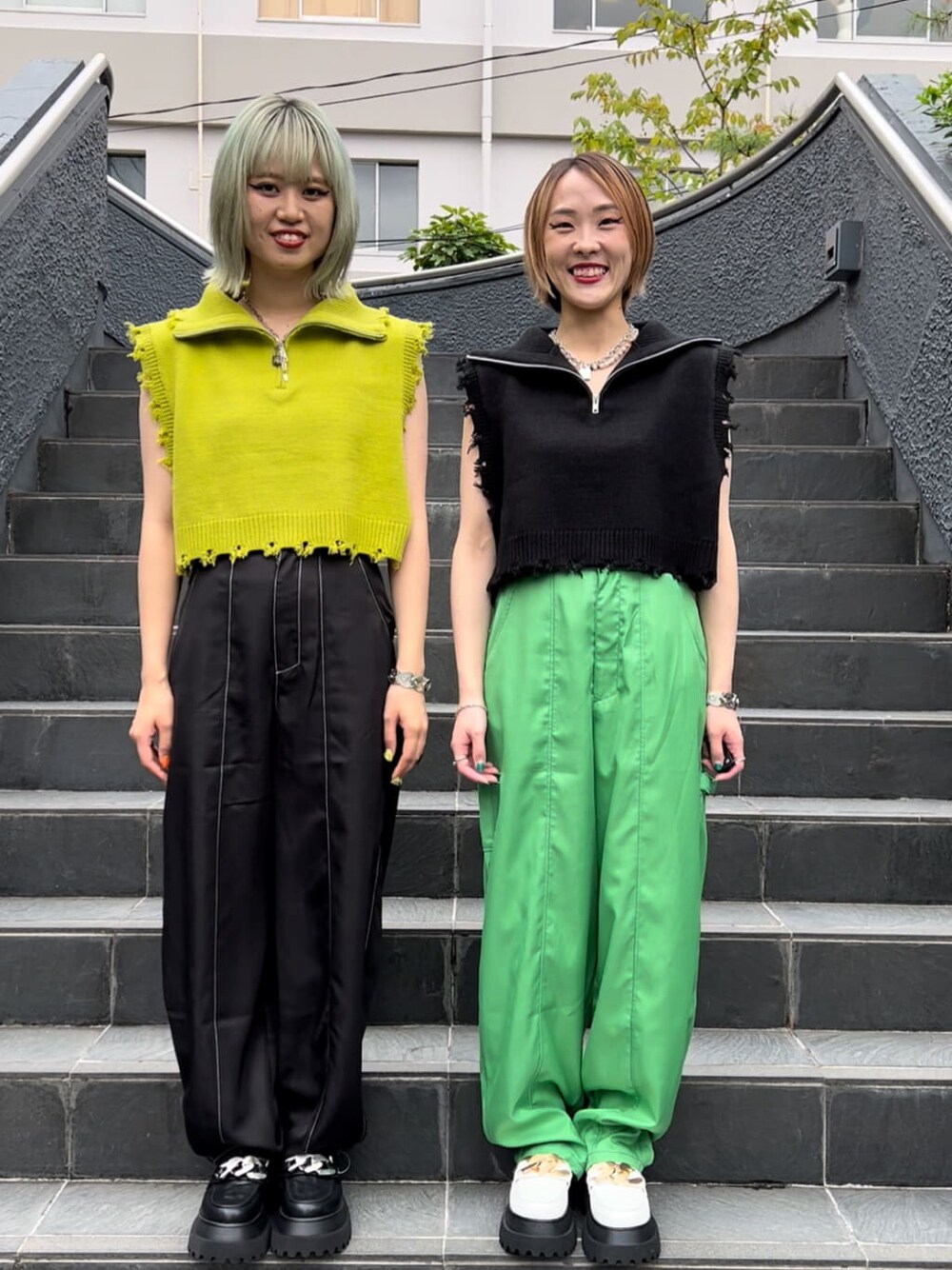 ホワイト系のその他シューズ、グリーン系のその他パンツ、ブラック系のベストを着用したレディースの秋コーディネートの1枚目の写真