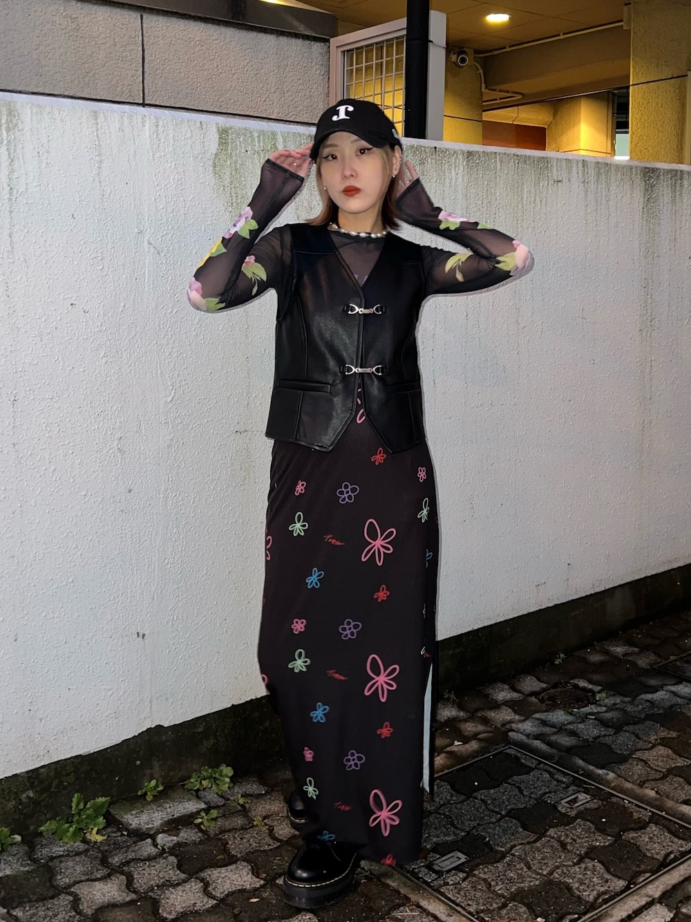 ブラック系のTシャツ/カットソー、ブラック系のベスト、ブラック系のスカートを着用したレディースの春コーディネートの1枚目の写真