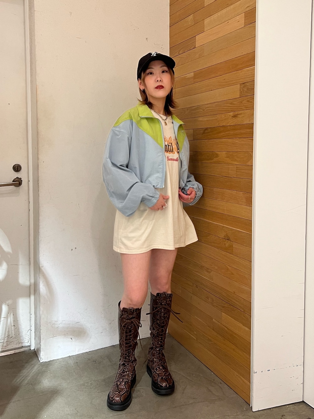 ブルー系のブルゾン、ホワイト系のTシャツ/カットソー、その他のブーツを着用したレディースの春コーディネートの1枚目の写真