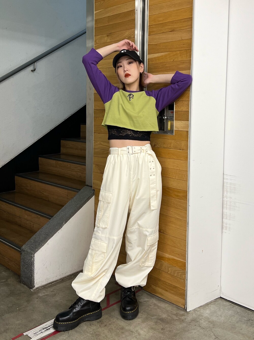 グリーン系のTシャツ/カットソー、ホワイト系のその他パンツ、ブラック系のその他シューズを着用したレディースの冬コーディネートの1枚目の写真