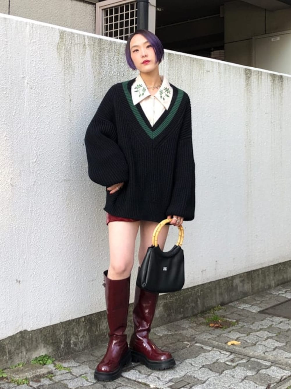 ブラック系のワンピース、ブラック系のハンドバッグ、ホワイト系のシャツ/ブラウスを着用したレディースの冬コーディネートの1枚目の写真