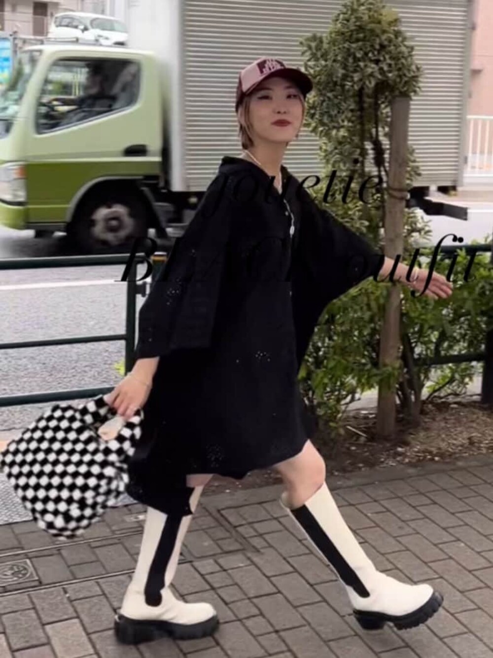 グリーン系のキャミソール、ホワイト系のブーツ、ブラック系のシャツ/ブラウスを着用したレディースの夏コーディネートの1枚目の写真