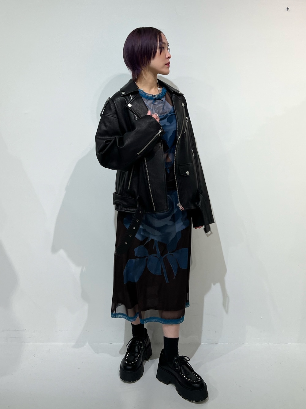 ブラック系のローファー、ブラック系のライダースジャケット、ブラウン系のTシャツ/カットソーを着用したレディースの春コーディネートの1枚目の写真