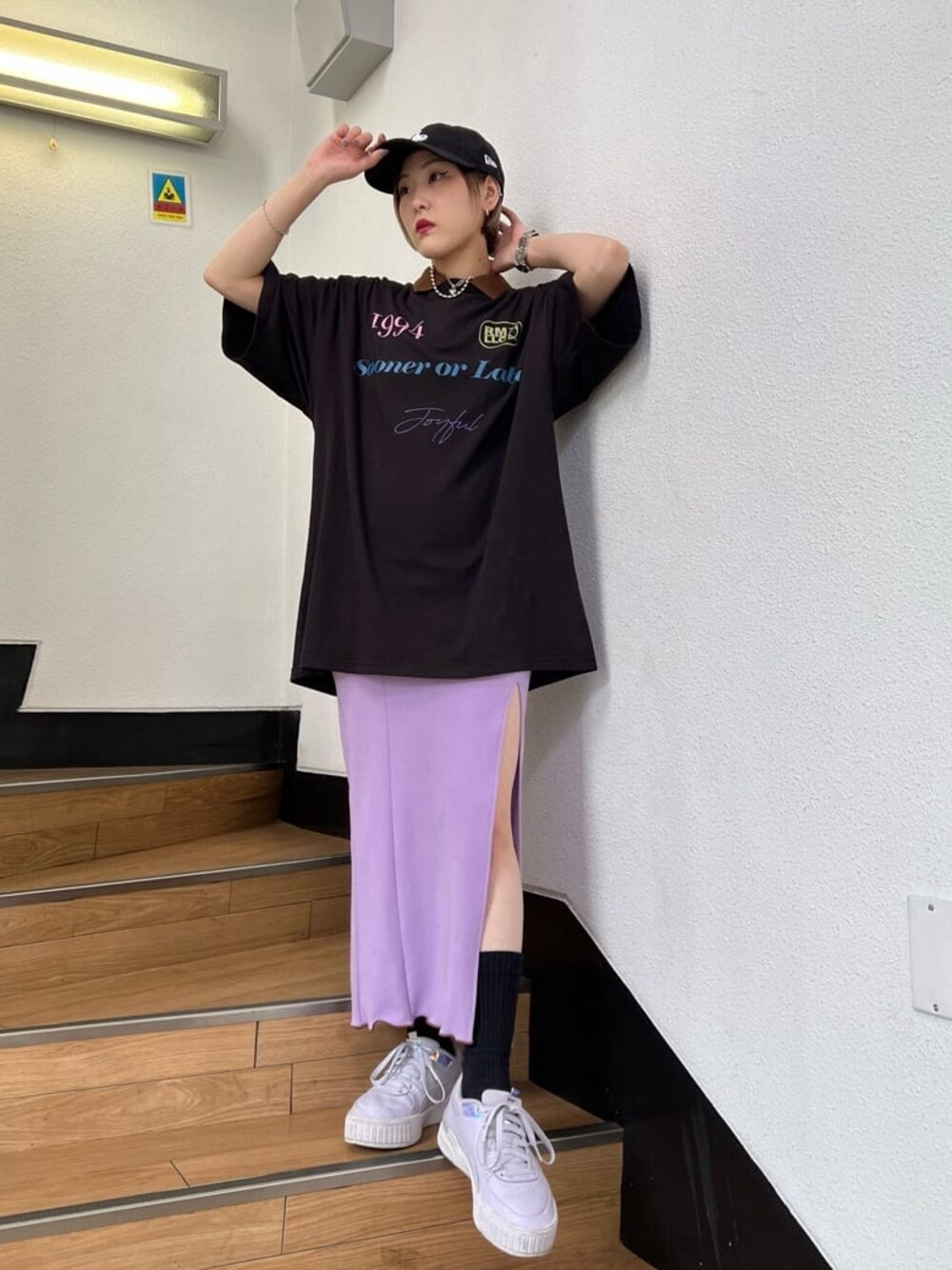 ブラック系のTシャツ/カットソー、パープル系のワンピース、ブラック系のキャップを着用したレディースの夏コーディネートの1枚目の写真