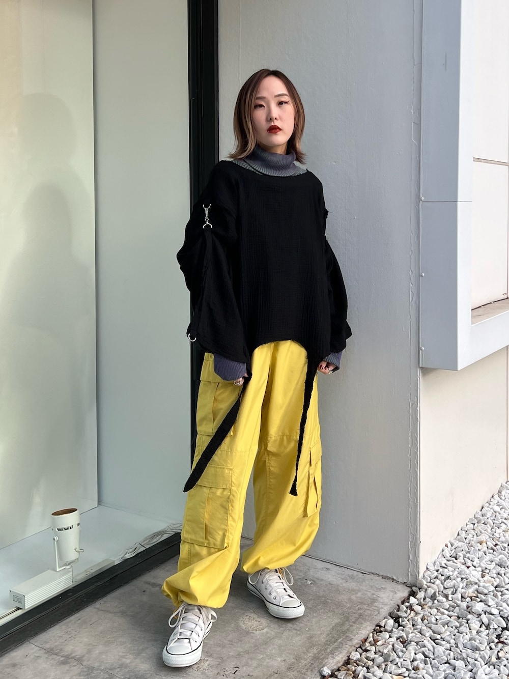 イエロー系のその他パンツ、パープル系のニット/セーター、ブラック系のシャツ/ブラウスを着用したレディースの冬コーディネートの1枚目の写真