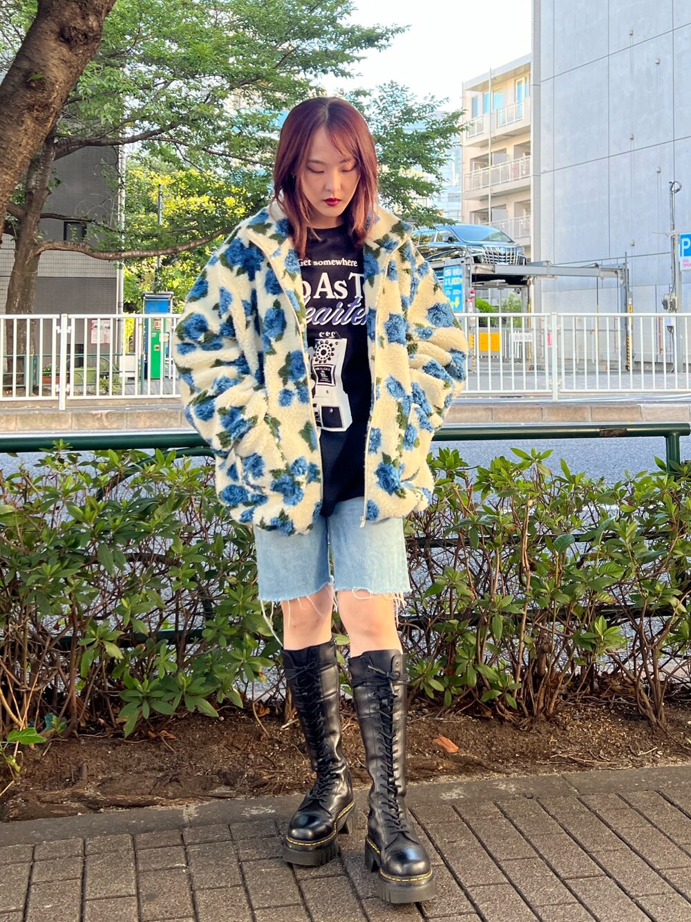 ブラック系のTシャツ/カットソー、ホワイト系のブルゾン、ブラック系のブーツを着用したレディースの夏コーディネートの1枚目の写真