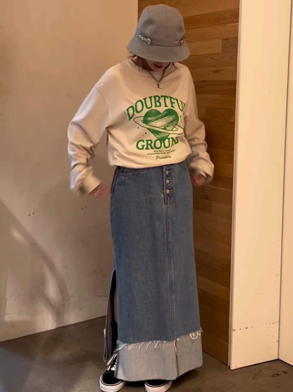 ブルー系のデニムスカート、ホワイト系のTシャツ/カットソーを着用したレディースの秋コーディネートの1枚目の写真